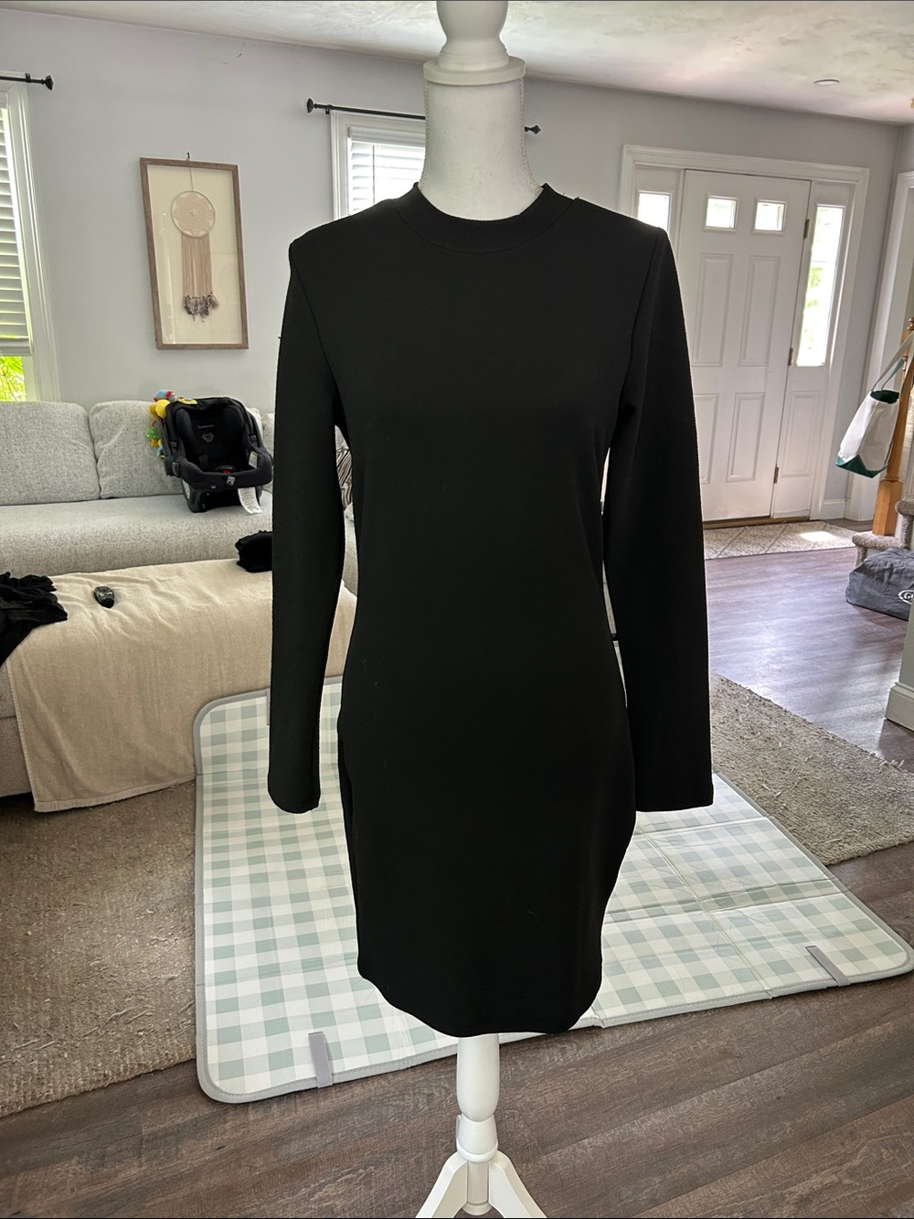 Black Long-Sleeve Crewneck Sheath Dress